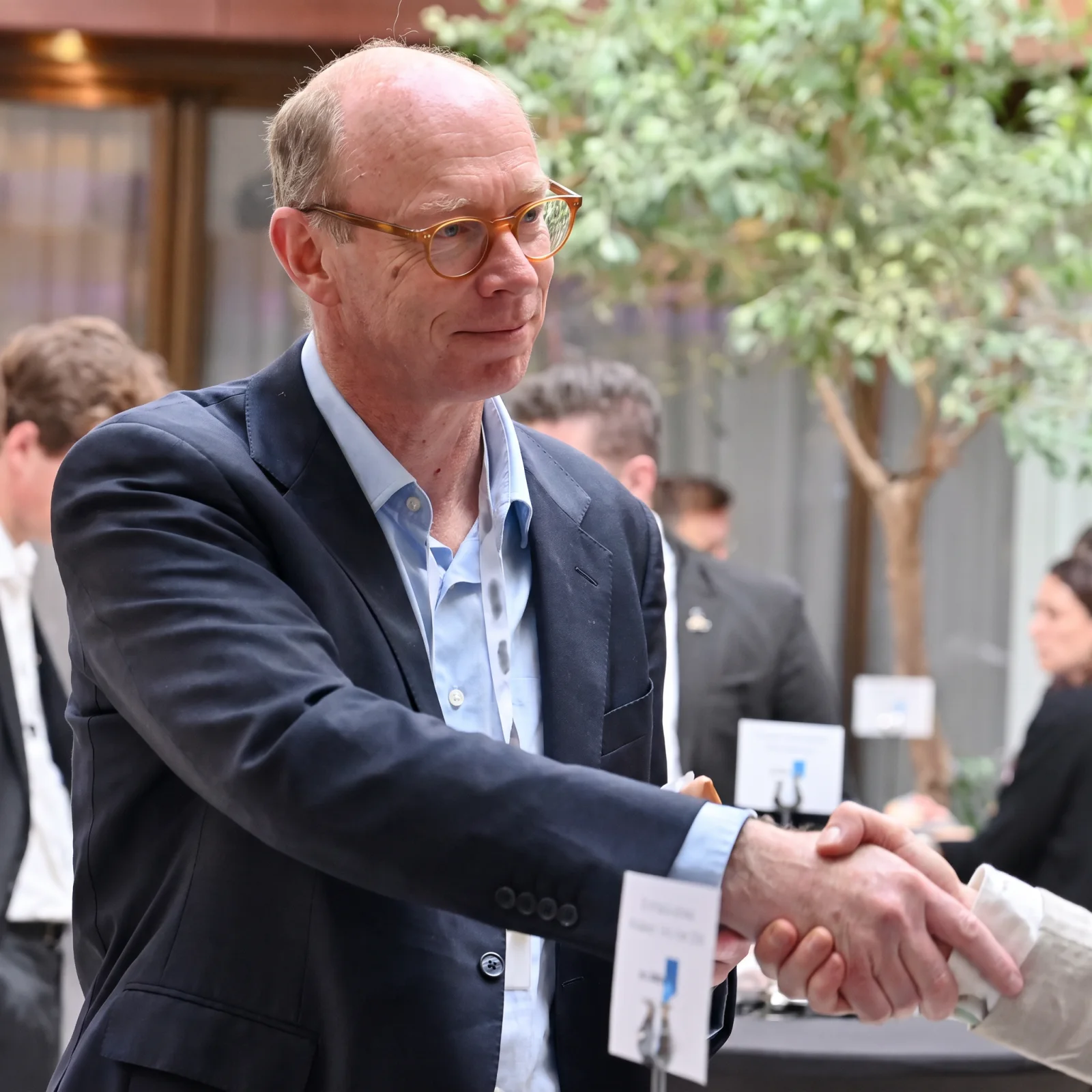 Jeroen Hesen, founder of CódigoSpain, greeting a business contact